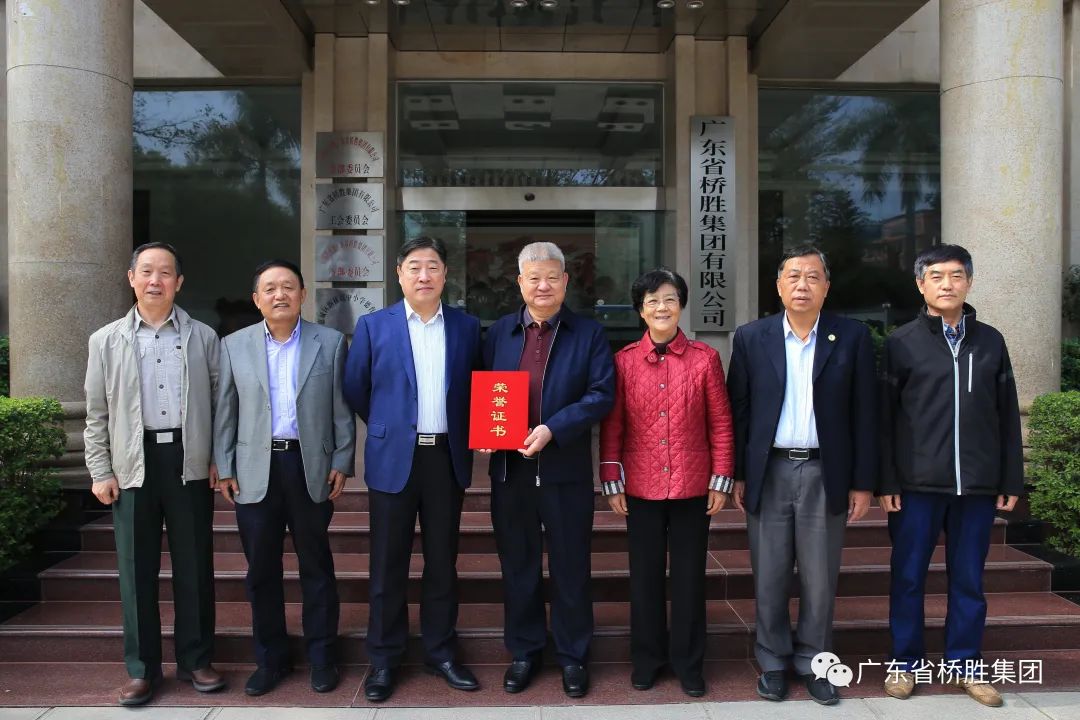 省愛促會特邀原廣州軍區(qū)空軍副參謀長岳喜翠將軍和中共惠州市委常委、組織部長沈亦軍同志等，上門為陳橋頓頒發(fā)抗擊疫情先進(jìn)個人榮譽證書 