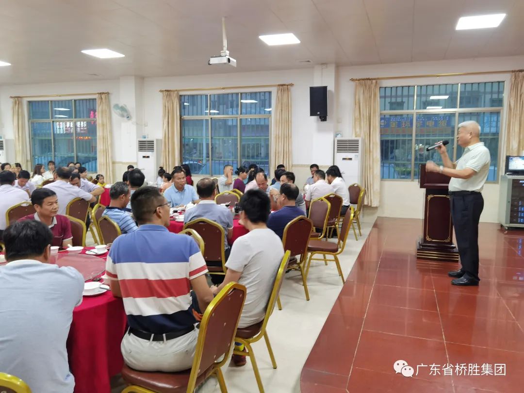 一支教鞭二?清風(fēng)，三尺講臺桃李芬芳